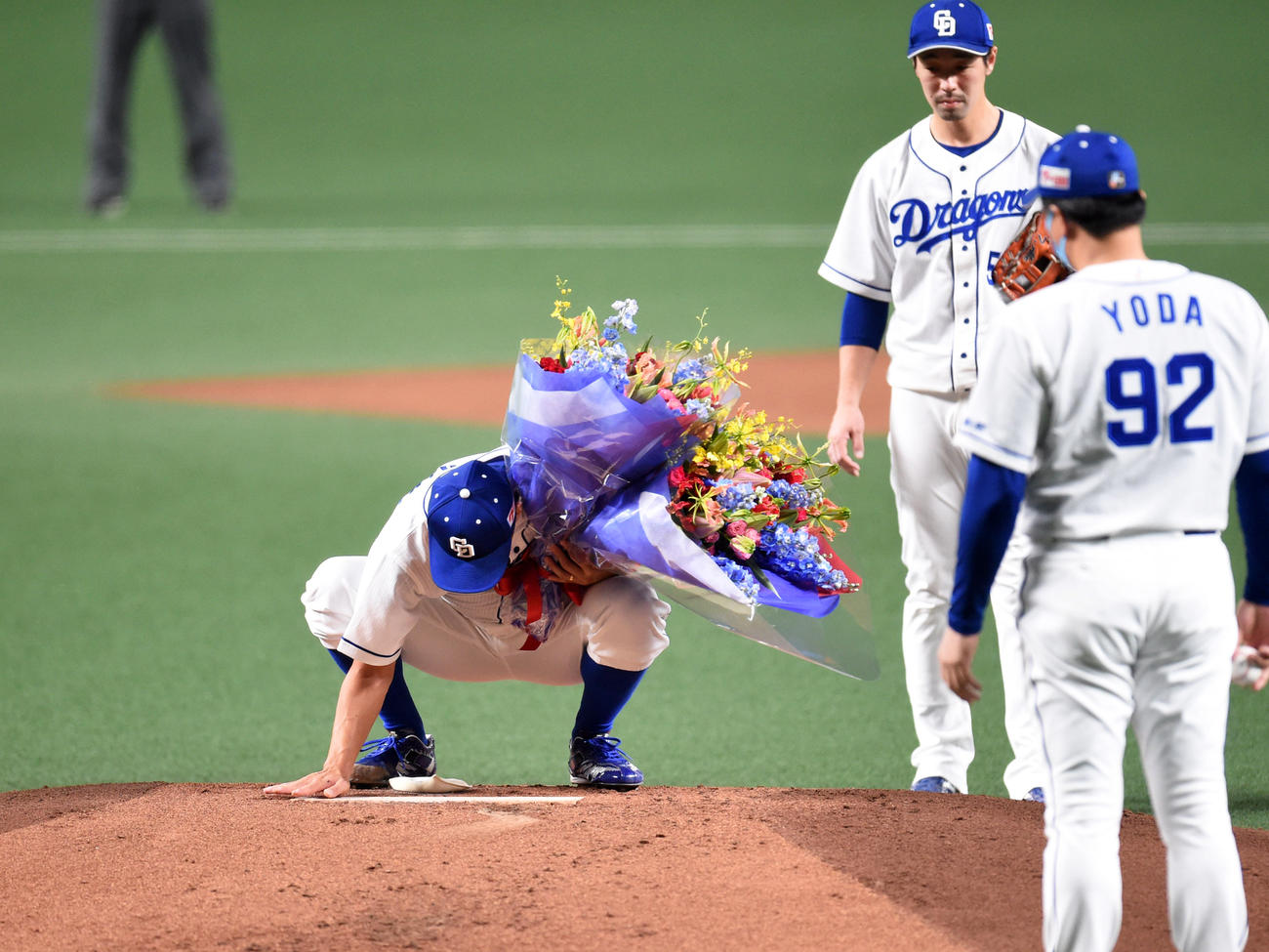 マウンドのプレートの土を手で払う吉見一起（撮影・森本幸一）