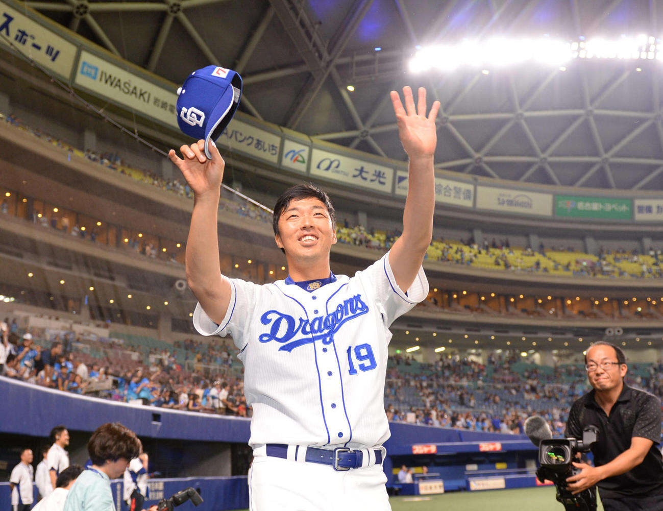 19年6月22日、日本ハム戦に勝利し声援に応える吉見