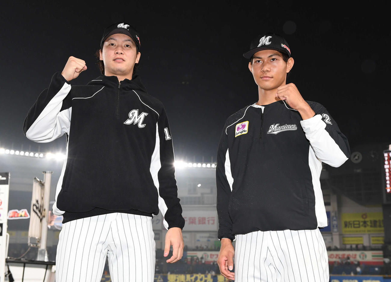 ロッテ対オリックス　オリックスに勝利しガッツポーズするロッテ二木（左）と藤原（撮影・鈴木みどり）