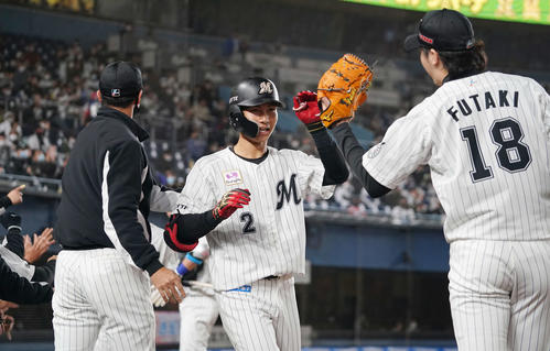 ロッテ対オリックス　4回裏ロッテ2死一、二塁、右越え3点本塁打を放った藤原（中央）は二木（右）とタッチを交わす（撮影・鈴木みどり）