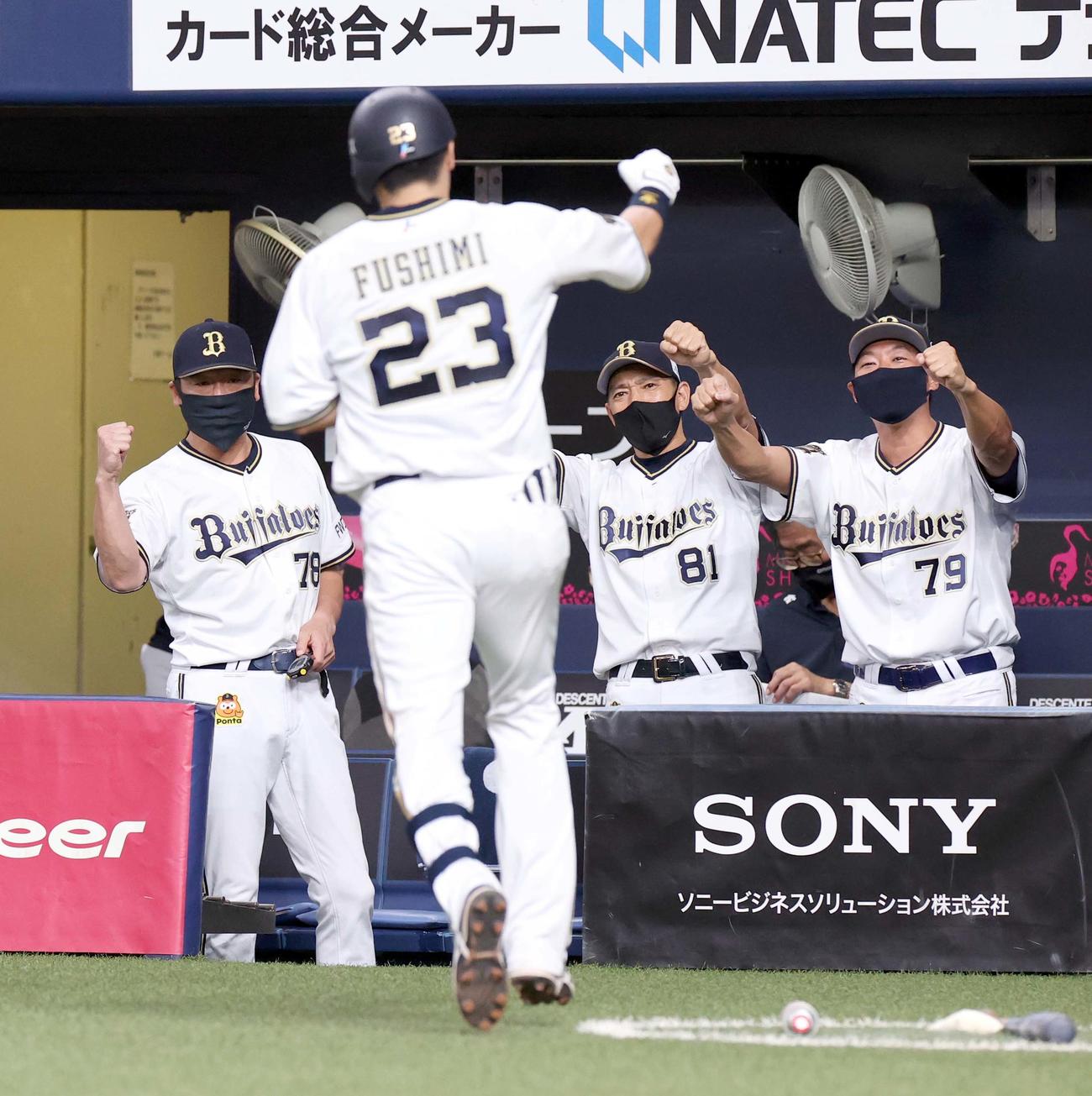 本塁打を放った伏見を出迎える中嶋監督代行（左奥）（2020年9月25日撮影）