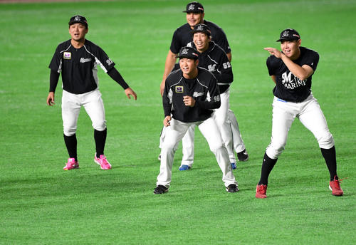 練習で笑顔を見せるロッテ安田（右）らロッテナイン（撮影・横山健太）
