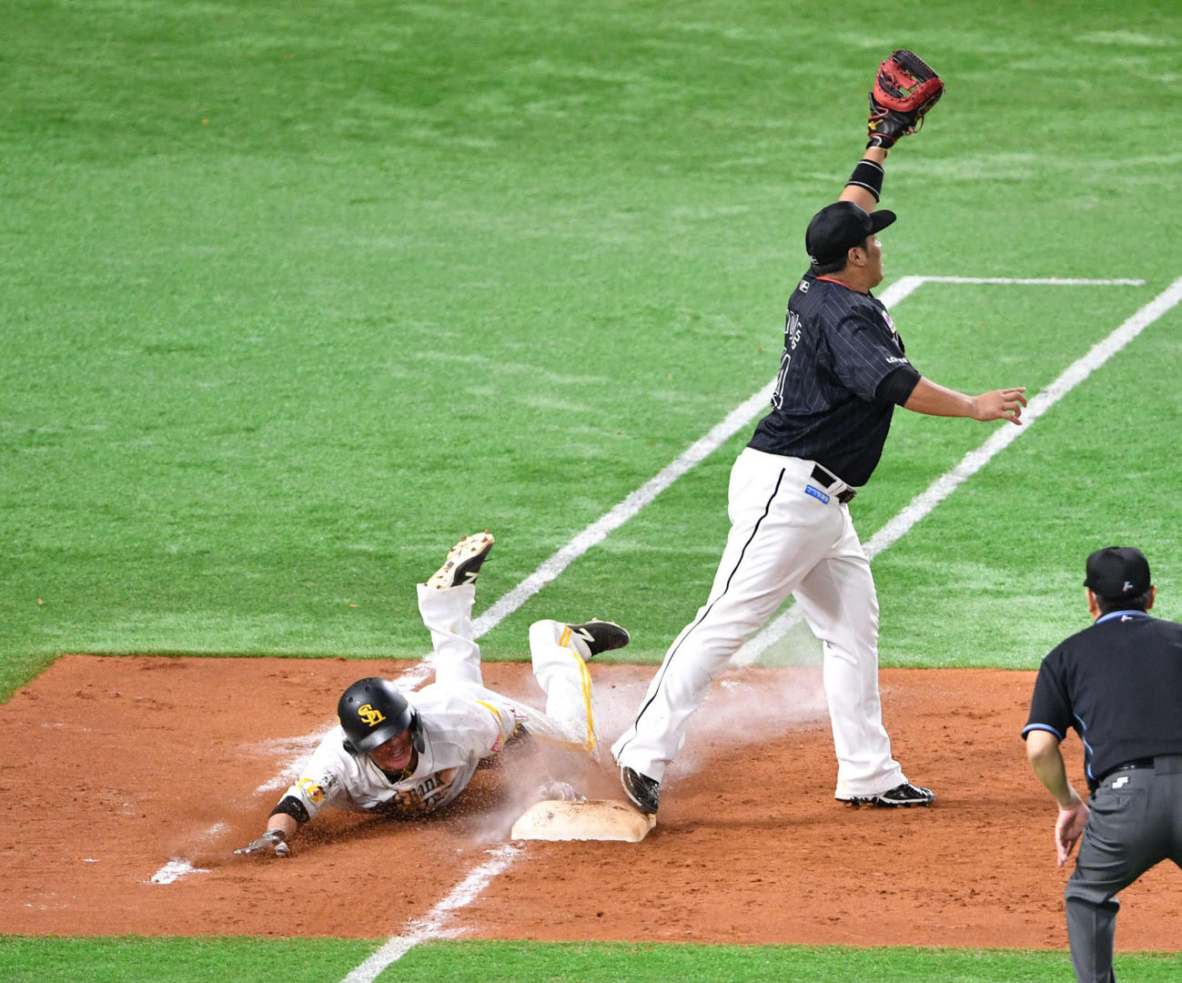 8回裏ソフトバンク2死満塁、甲斐は遊撃への打球で一塁にヘッドスライディングし、勝ち越し適時打とする。一塁手井上（撮影・岩下翔太）