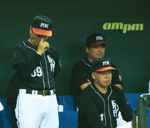 2000年の日本シリーズ第6戦。劣勢にベンチ内でうつむき、考え込む王貞治監督(00年10月28日撮影)