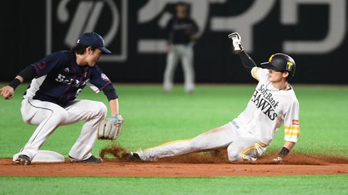 10月24日、西武戦で二塁盗塁を決めた周東
