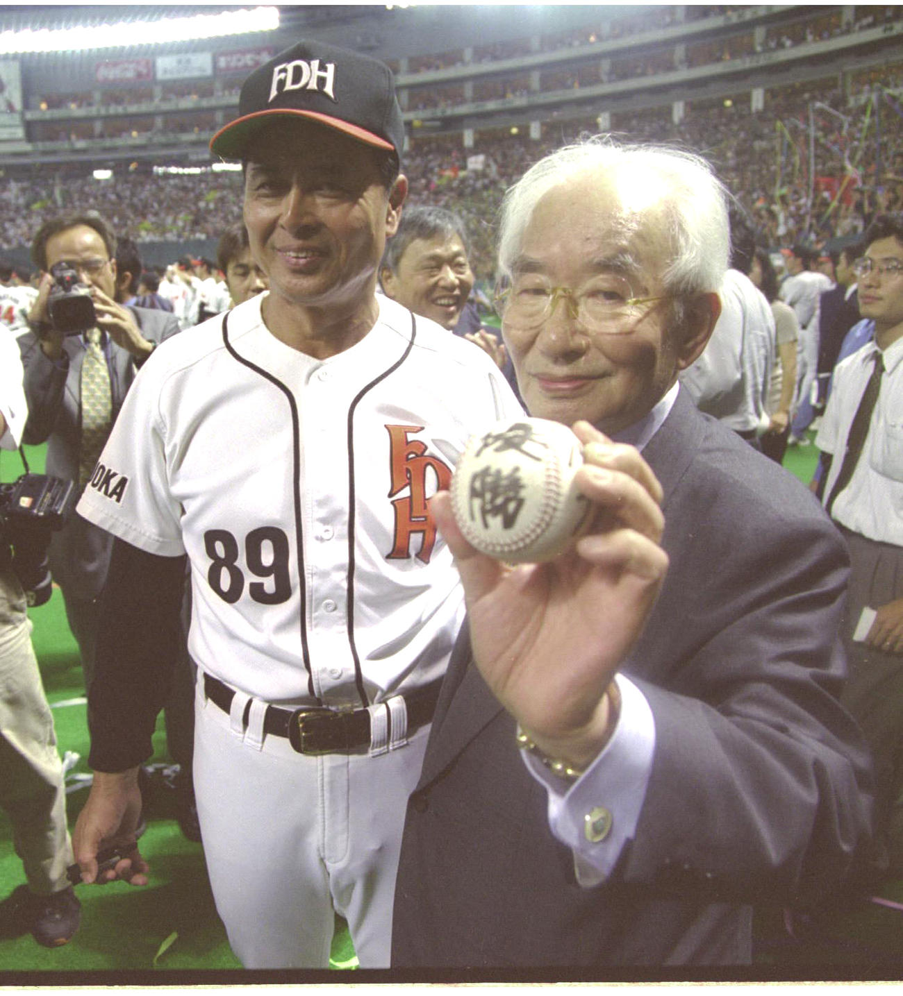 99年、ダイエーが球団創設11年目にして優勝。試合後、王貞治監督（左）からウイニングボールを受け取った中内功オーナー