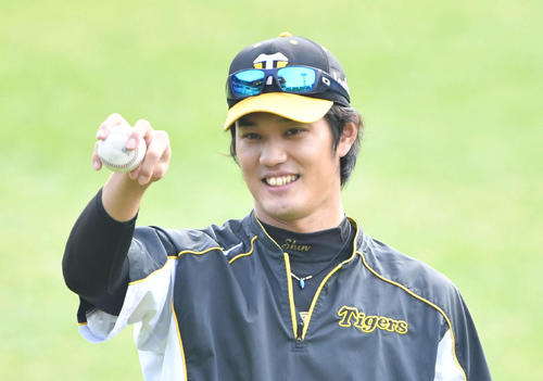 変化球の握りを見せながらキャッチボールを行う藤浪（2020年11月16日）