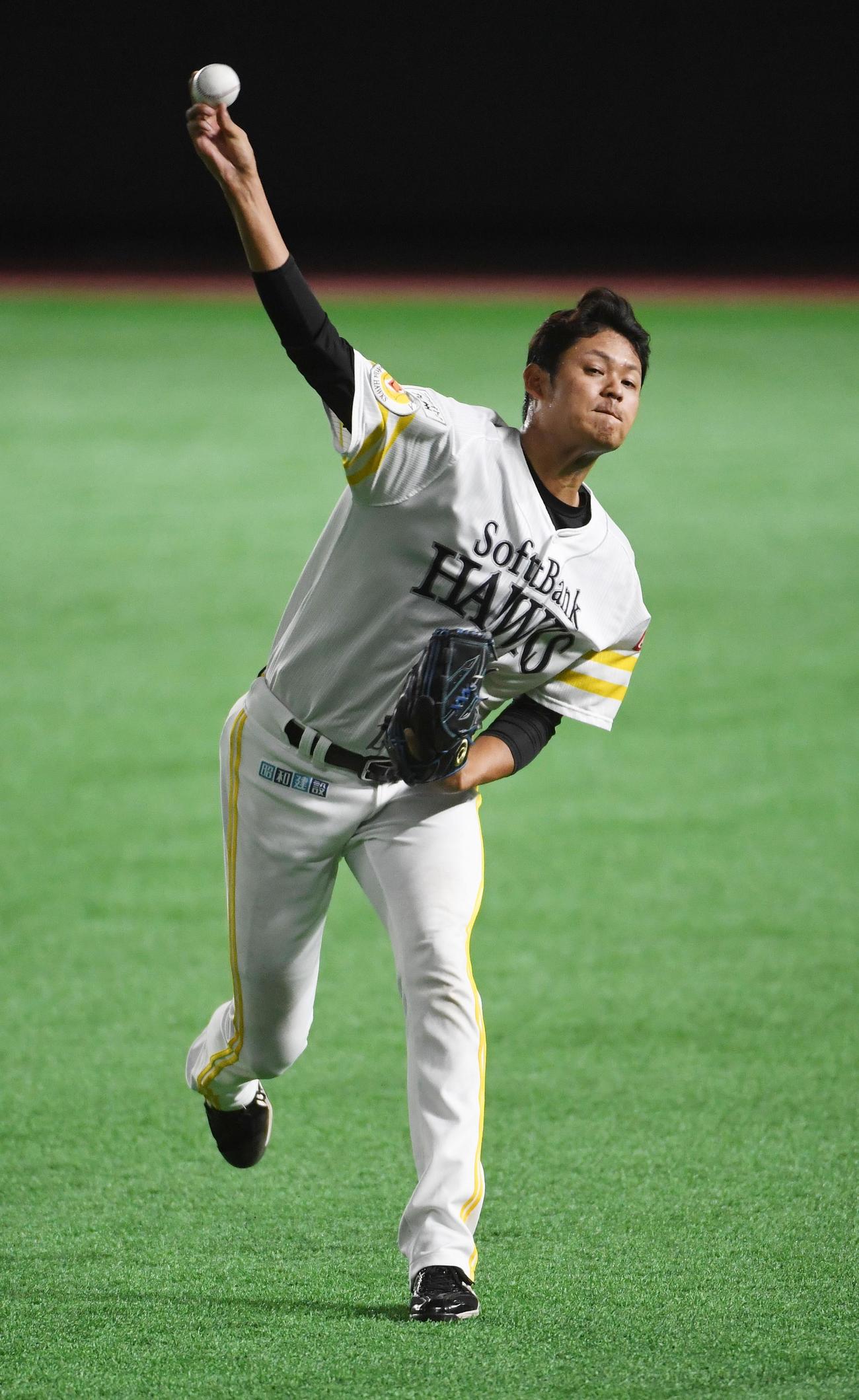 投球練習する椎野新（2020年11月7日）