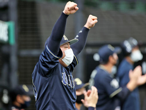 ベンチでガッツポーズするオリックス大下（2020年10月18日撮影）
