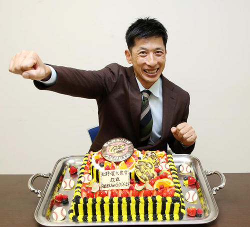 52歳の誕生日を迎えバースデーケーキを前に矢野ガッツを決める矢野監督（撮影・加藤哉）