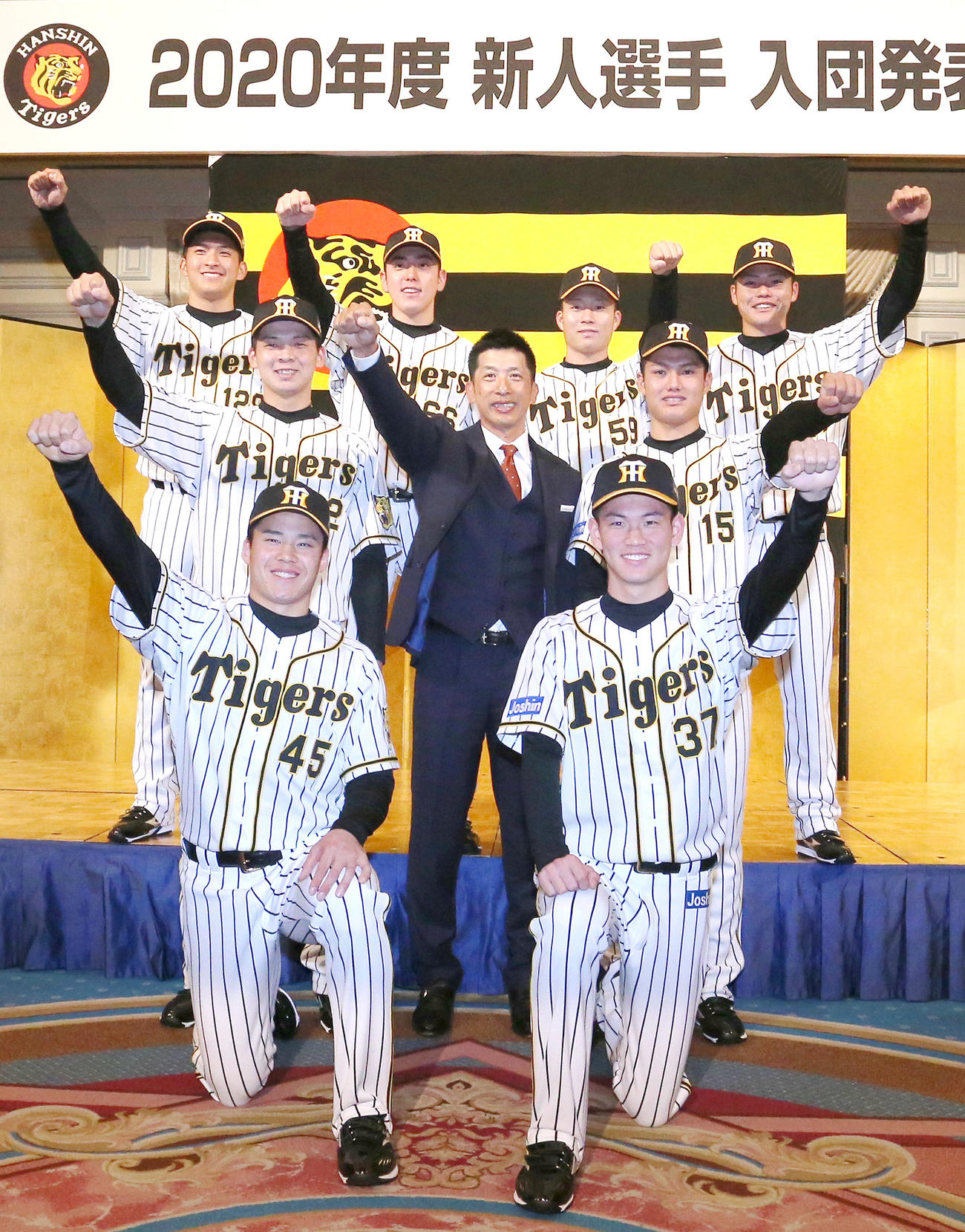 19年12月2日、矢野監督を中心に記念写真でポーズをとる前列左から遠藤、及川、2列目左から井上、西、後方左から奥山、小川、藤田、小野寺