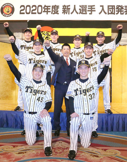 19年12月2日、矢野監督を中心に記念写真でポーズをとる前列左から遠藤、及川、2列目左から井上、西、後方左から奥山、小川、藤田、小野寺