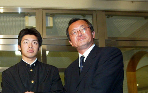 阪神が自由獲得枠で獲得した鳥谷敬（左）と池之上格スカウト（2003年11月19日）