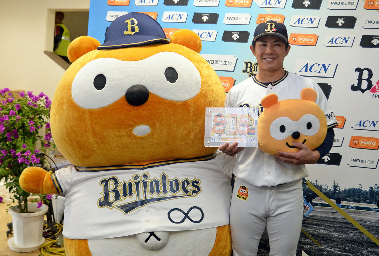 20年2月15日、バファローズポンタからの結婚祝いに笑顔を見せる若月