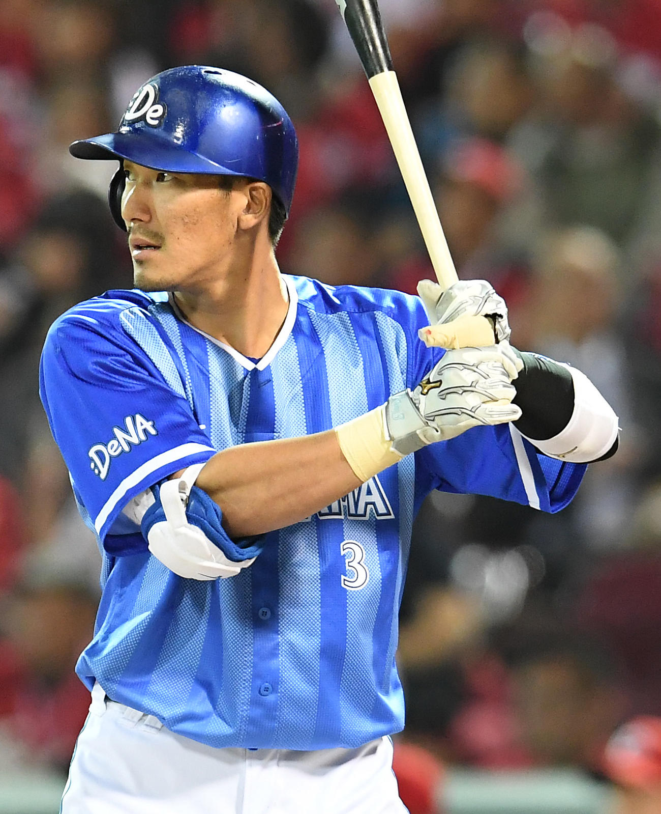 16年10月12日、広島戦で左手小指部分を切った打撃手袋をはめて打席に立つ梶谷