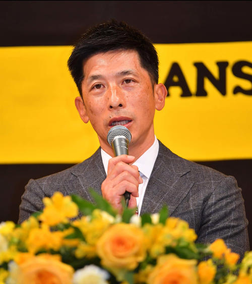 新人選手入団発表会で選手の印象を語る矢野監督（2020年12月7日）