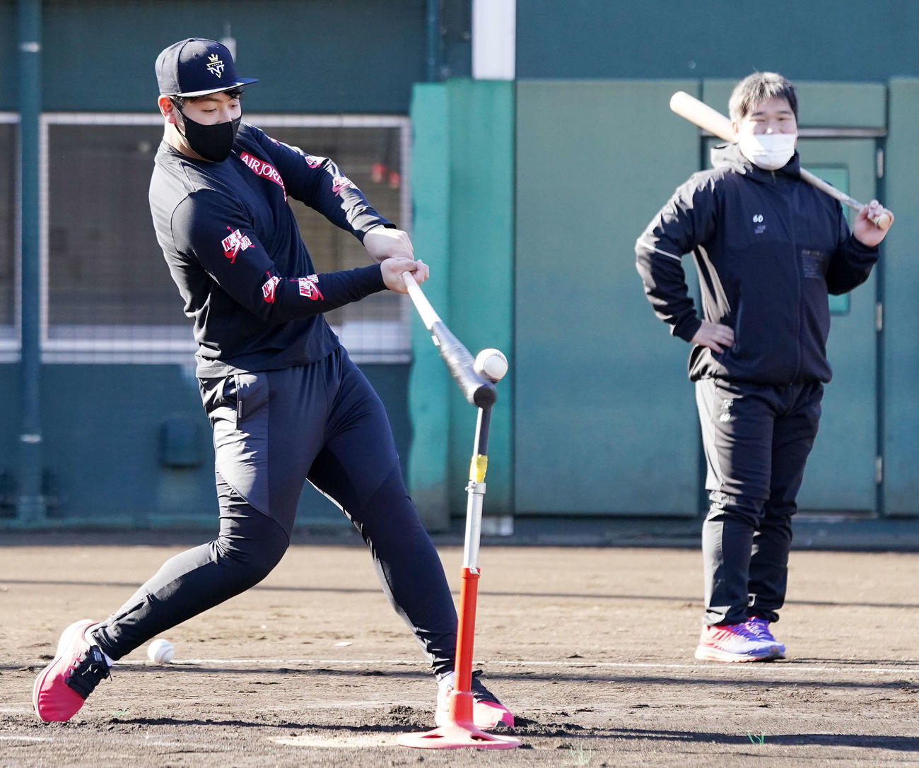西武中村（右）との合同自主トレでティー打撃を行う巨人岡本（撮影・江口和貴）