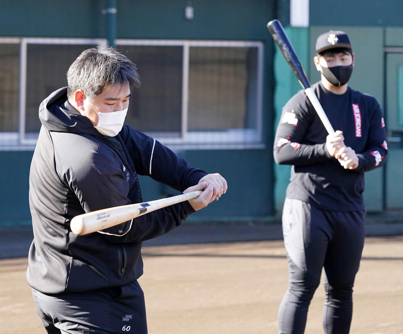 巨人岡本（右）と合同自主トレを行う西武中村（撮影・江口和貴）