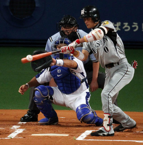 チェンとの対戦となった中日戦の1回表無死一塁、阪神大和は右安打を放つ（2011年8月31日撮影）