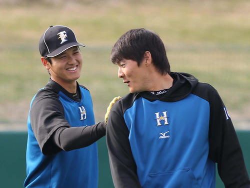 16年春季キャンプ　練習前に大谷から肩を触られる有原