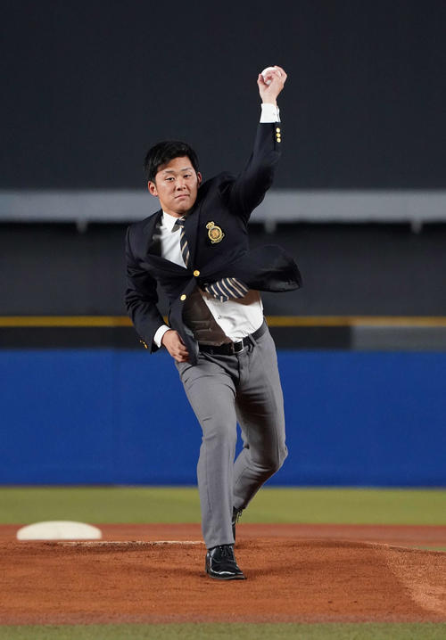 施設見学に訪れ、ZOZOマリンスタジアムのマウンドでシャドーピッチするドラフト1位の鈴木（2020年12月8日撮影）