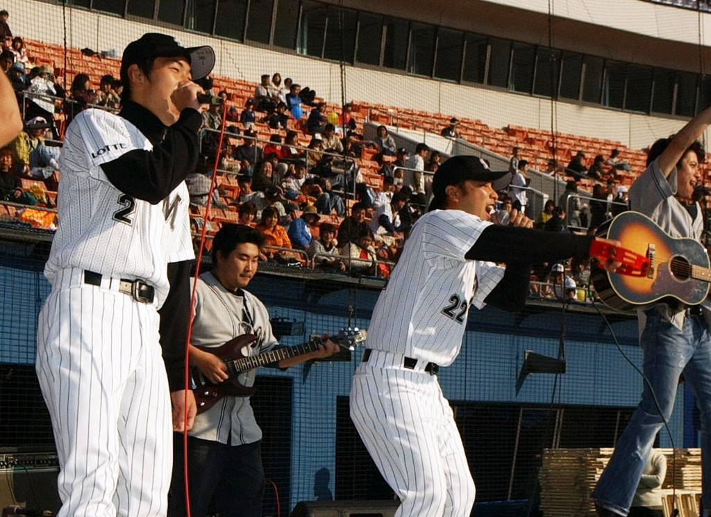 ファン感謝デーで里崎智也氏とともにステージに飛び入り参加する内竜也（2004年11月21日撮影）