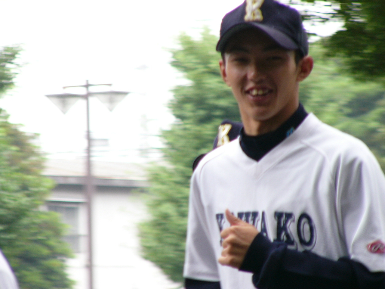 試合前にカメラ目線で笑う川崎工・内（03年7月20日撮影・金子真仁）
