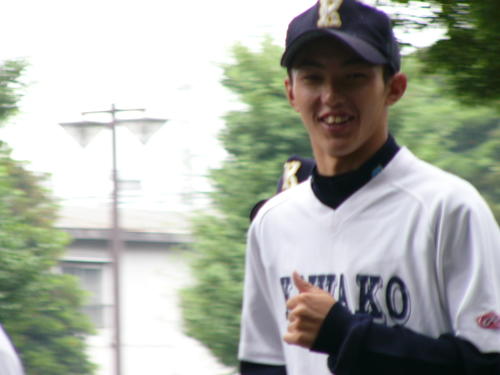 試合前にカメラ目線で笑う川崎工・内（03年7月20日撮影・金子真仁）