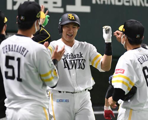 20年11月、日本シリーズ第4戦で逆転の2点本塁打を放ちナインに迎えられる柳田（中央）