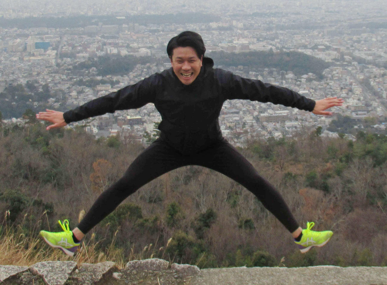 恒例の大文字山登山で自主トレをスタートした中日大野雄大（2021年1月5日撮影）