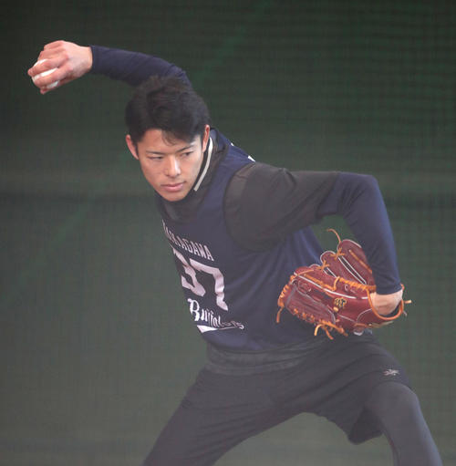 ブルペンで投げ込む中川颯（代表撮影）