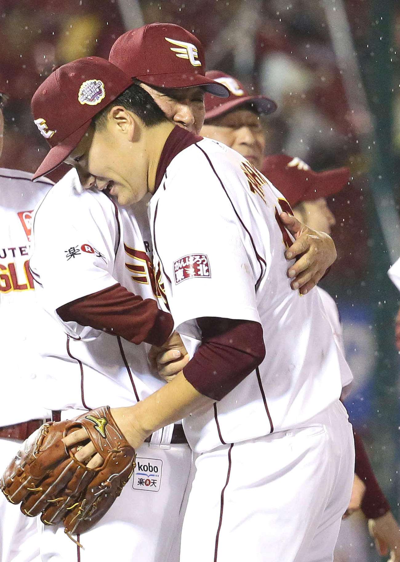 田中将大（右）と握手をかわし抱き合う星野仙一さん（2013年11月3日撮影）
