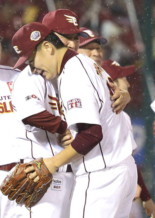田中将大（右）と握手をかわし抱き合う星野仙一さん（2013年11月3日撮影）
