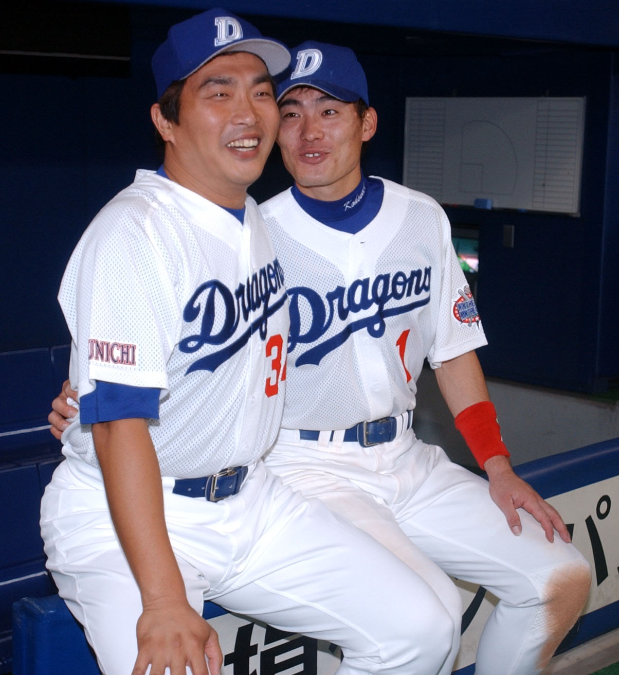 試合後、中日山本昌（左）と写真に納まる福留（02年9月25日）
