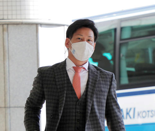 キャンプ地宮崎の宿舎に到着したオリックス吉田正尚（代表撮影）