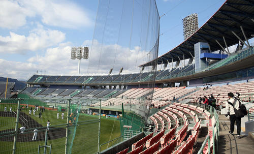 無観客のため、スタンドに報道陣だけが行き来するサンマリンスタジアム（撮影・狩俣裕三）