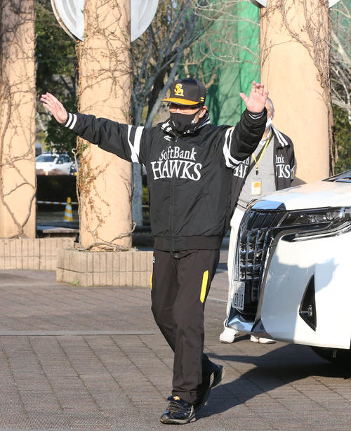 球場に到着した王球団会長（撮影・梅根麻紀）