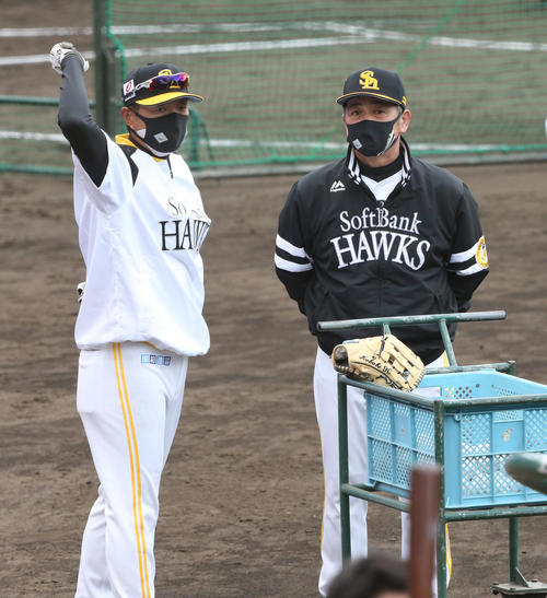 練習を見守る小久保ヘッドコーチ（左）、工藤監督（撮影・菊川光一）