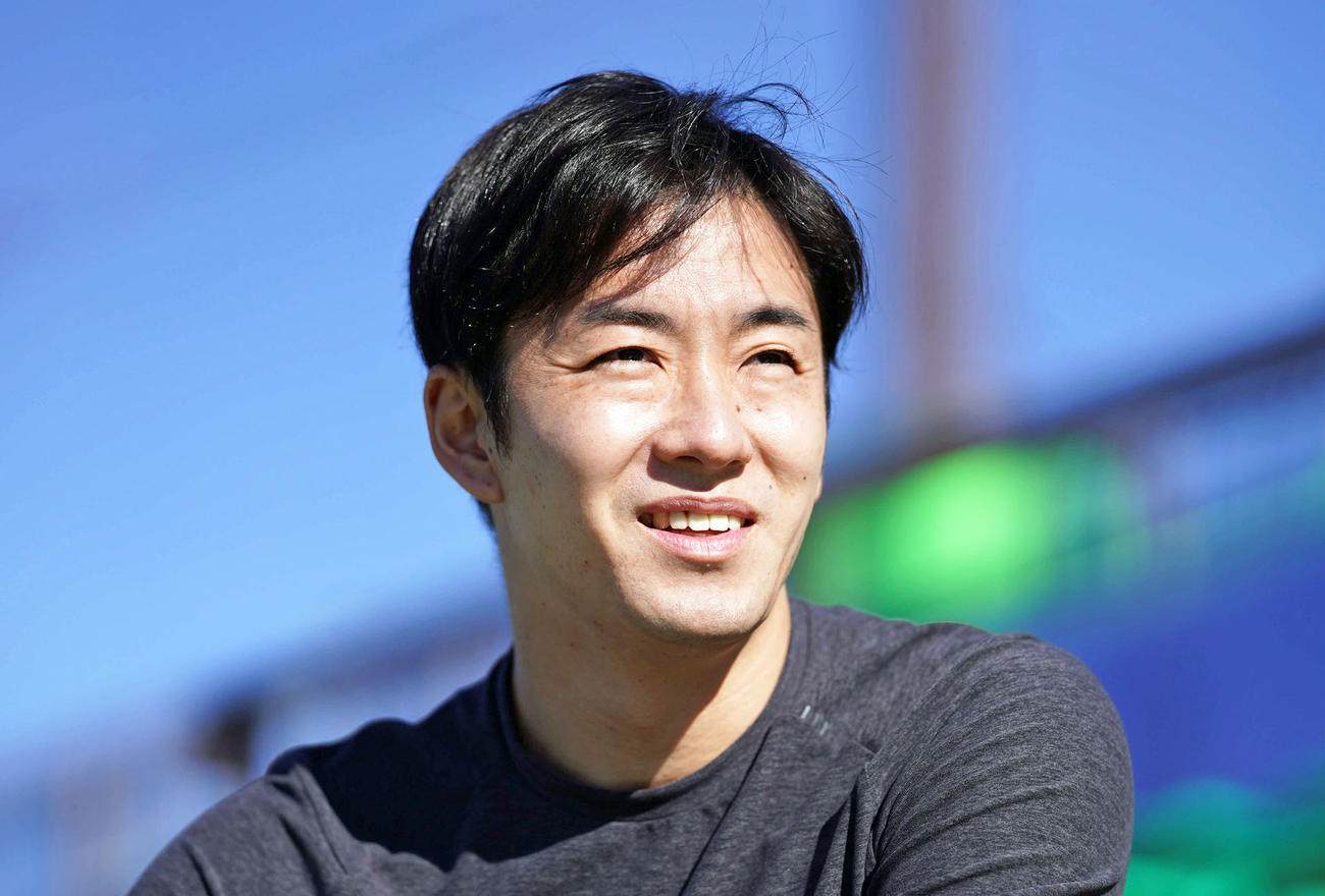 20年12月、インタビューを受ける斎藤佑樹