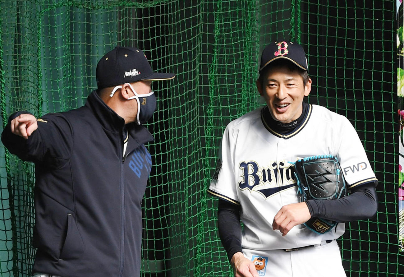 2月3日、オリックス能見投手兼任コーチに声をかける入来コーチ（左）