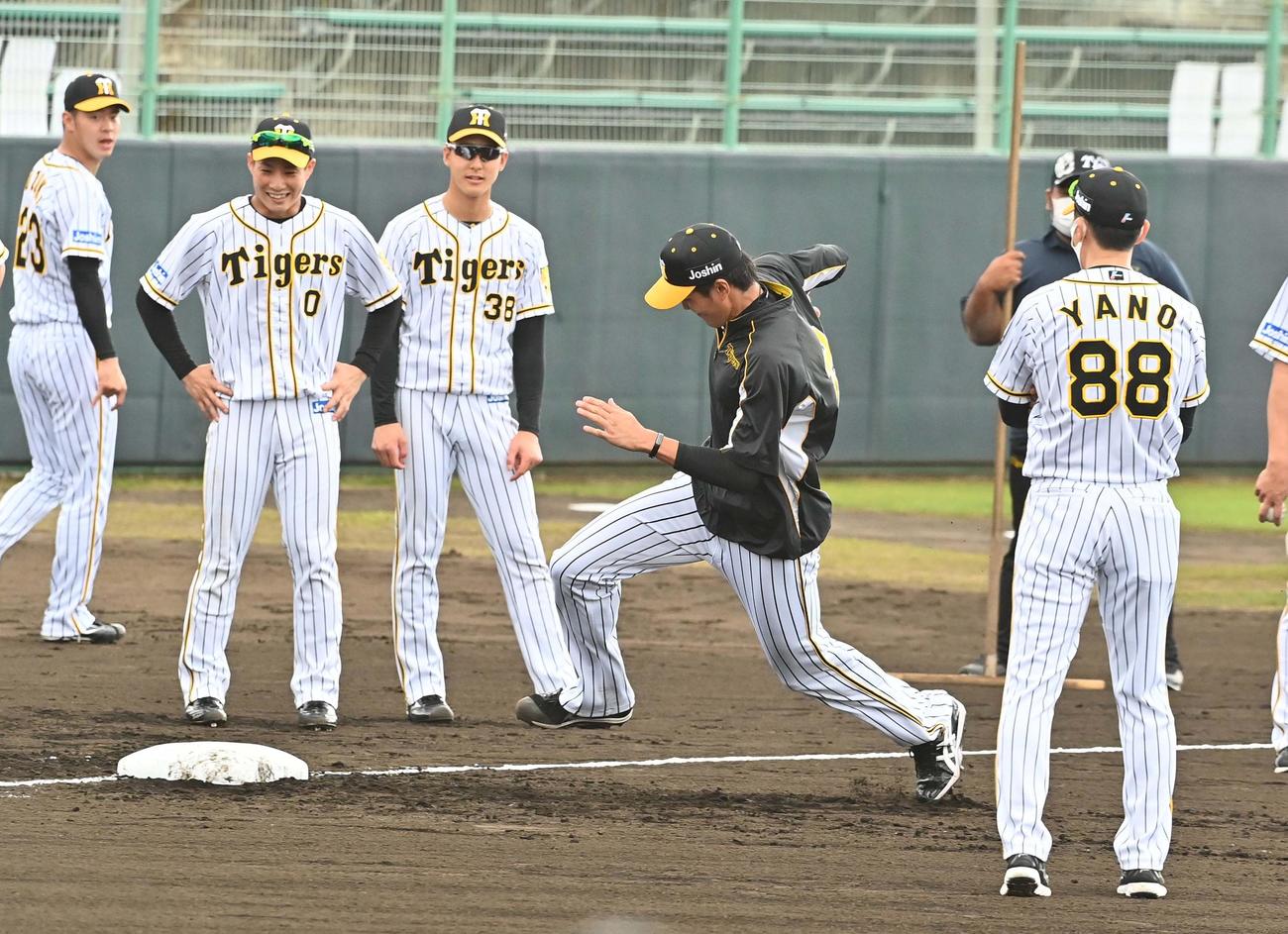 矢野燿大監督（右）が見守る中、走塁練習をする藤浪晋太郎（撮影・上田博志）