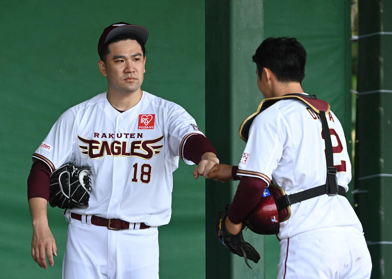 ブルペン投球を終えた楽天田中将（左）は太田とグータッチ（撮影・山崎安昭）