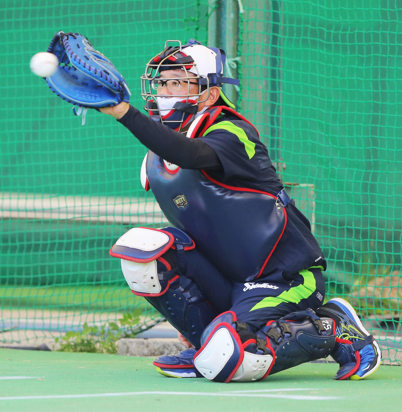 2月6日、ブルペンでヤクルト石川の球を受ける古田臨時コーチ