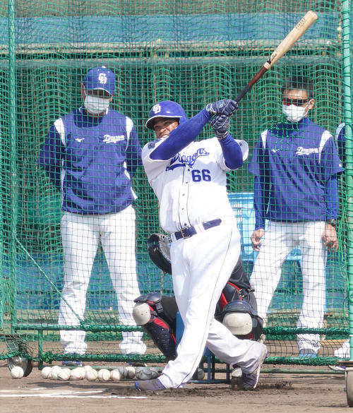 屋外フリー打撃練習をする中日ビシエド（左奥は仁村2軍監督）（2021年2月8日撮影）