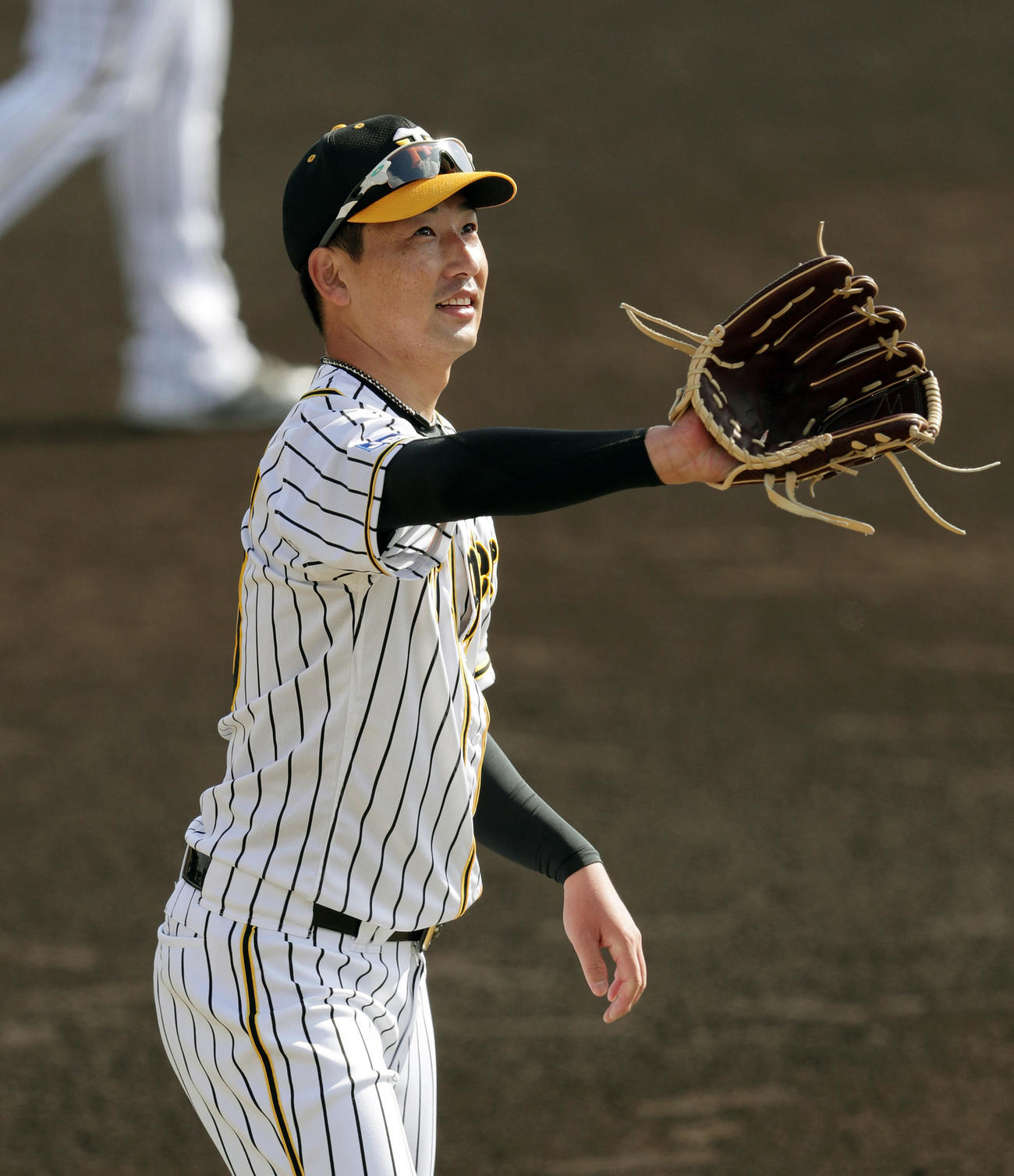 笑顔で練習に臨む阪神岩崎＝2021年2月3日