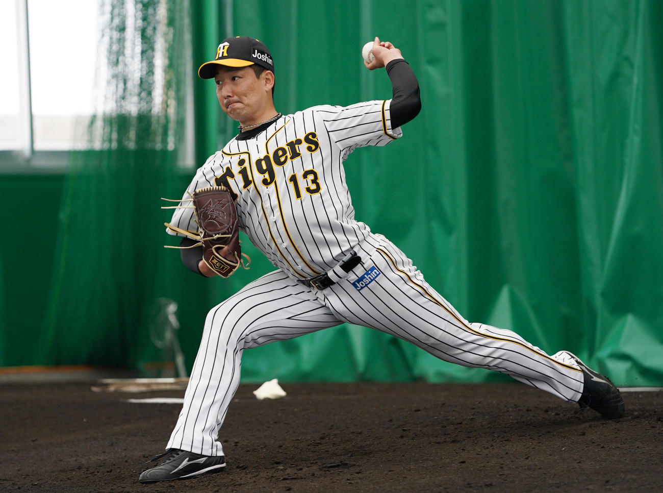 ブルペンで投球する阪神岩崎＝2021年2月1日