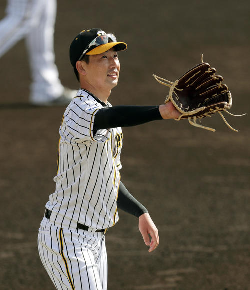 笑顔で練習に臨む阪神岩崎＝2021年2月3日