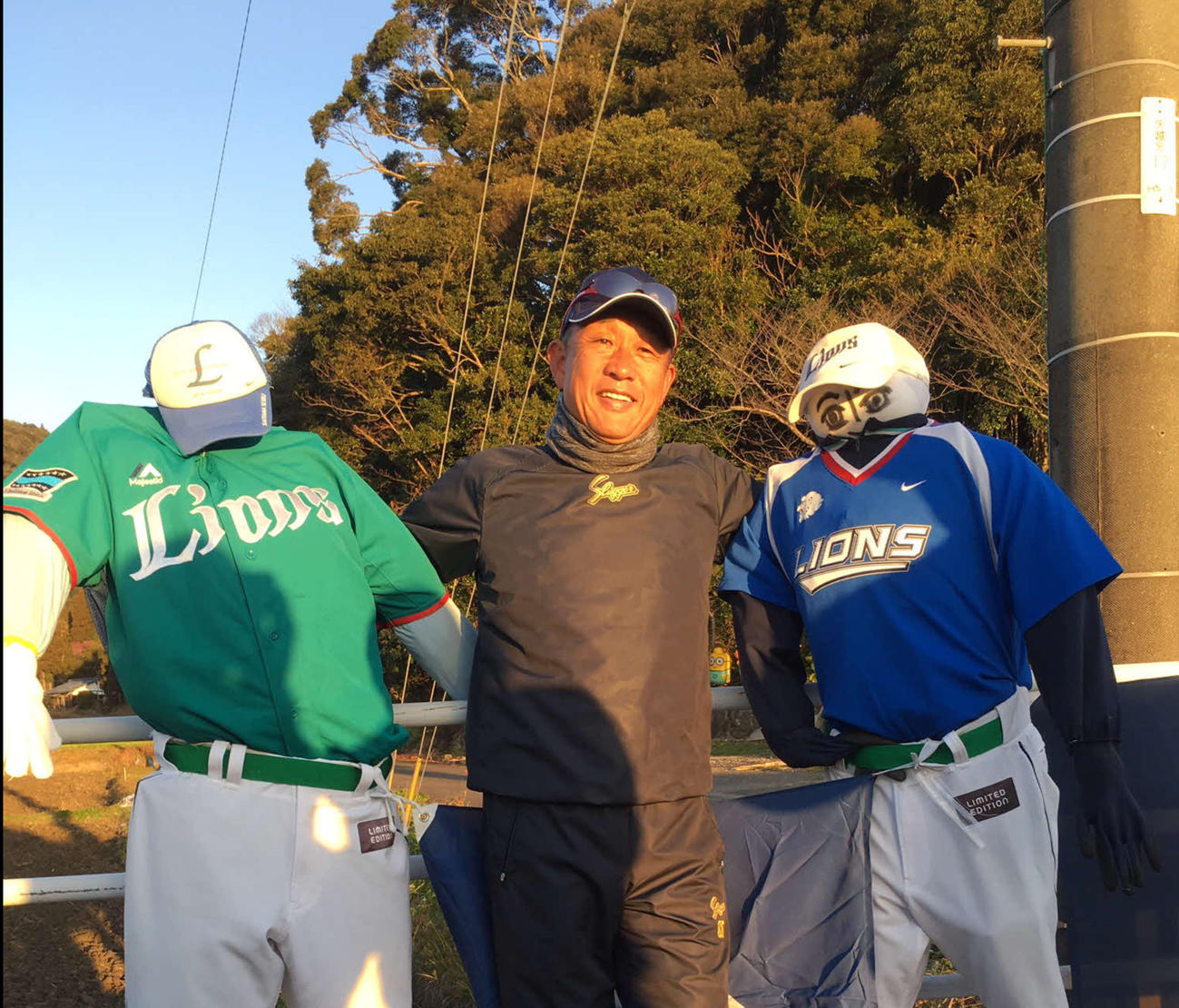 19年2月、早朝ランニングで道ばたにある西武ユニホームを着たかかしと写る辻監督