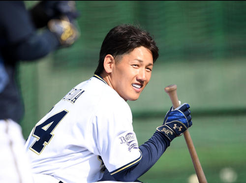 2月2日、練習で笑顔を見せる吉田正尚