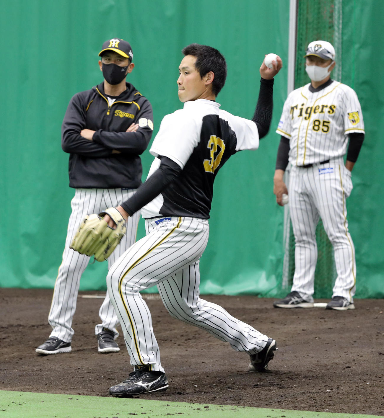 ブルペンで阪神矢野監督（左）と福原コーチ（右）が見つめる前で練習する佐藤蓮（撮影・前田充）